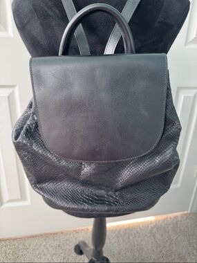 Sleek Black Women's Backpack with Textured Body